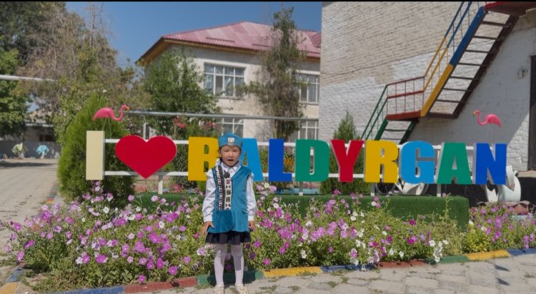 Абай Құнанбайұлының мұрасын  дәріптеу мақсатында өткізілген "Әсемпаз болма әрнеге" мәнерлеп оқу  байқауының "Бұлбұл" мектепалды тобының тәрбиеленушісі Тілеубек Томирис